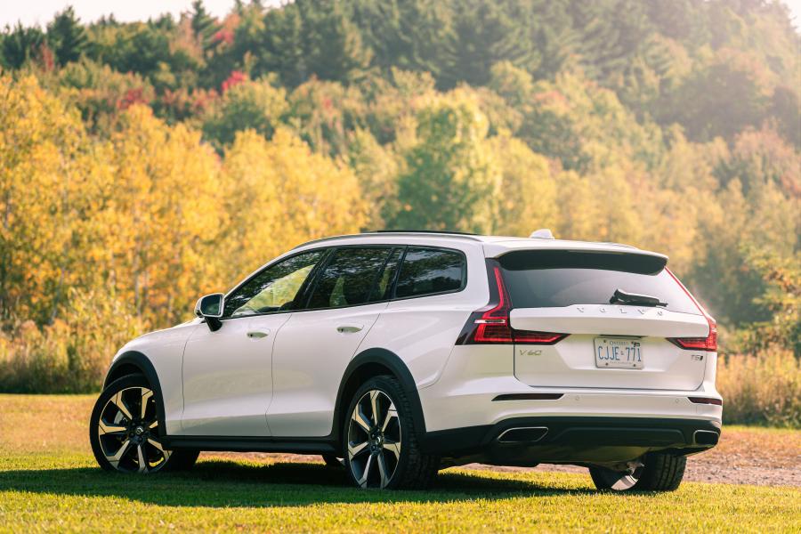  Volvo V60 T5 Cross Country 2018 года  (NA) (фото 9 из 17)